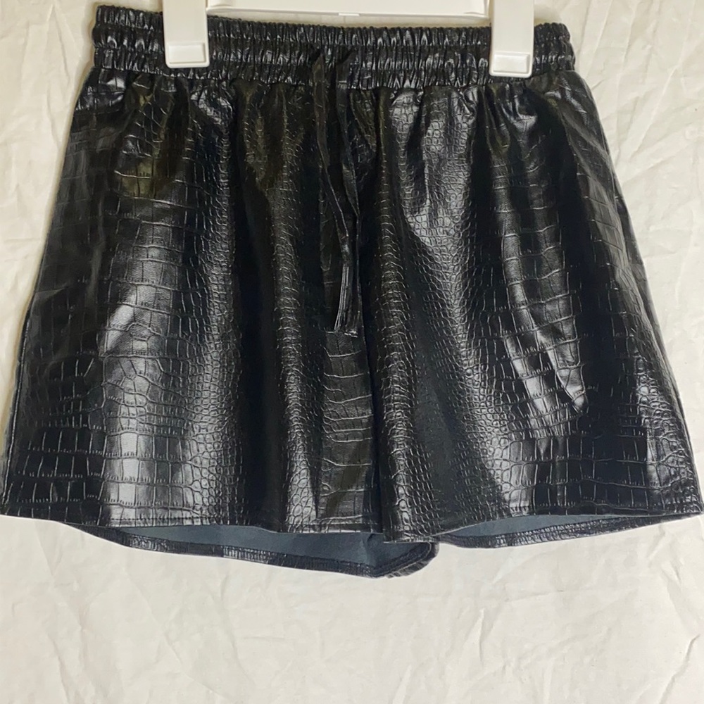 Beautiful Missguided black snake print leather shorts 😍🖤